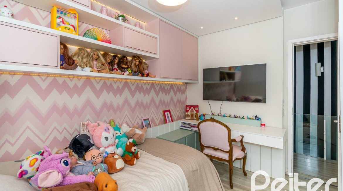 Casa à venda com 323m², 3 dormitórios, 1 suíte, 3 vagas, no bairro Ipanema em Porto Alegre