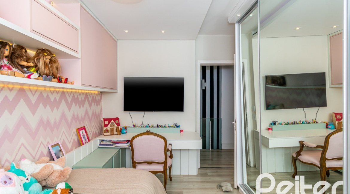 Casa à venda com 323m², 3 dormitórios, 1 suíte, 3 vagas, no bairro Ipanema em Porto Alegre