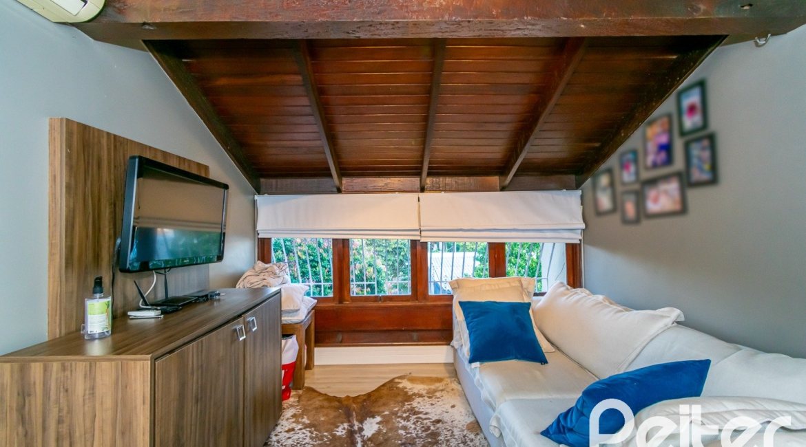 Casa à venda com 323m², 3 dormitórios, 1 suíte, 3 vagas, no bairro Ipanema em Porto Alegre