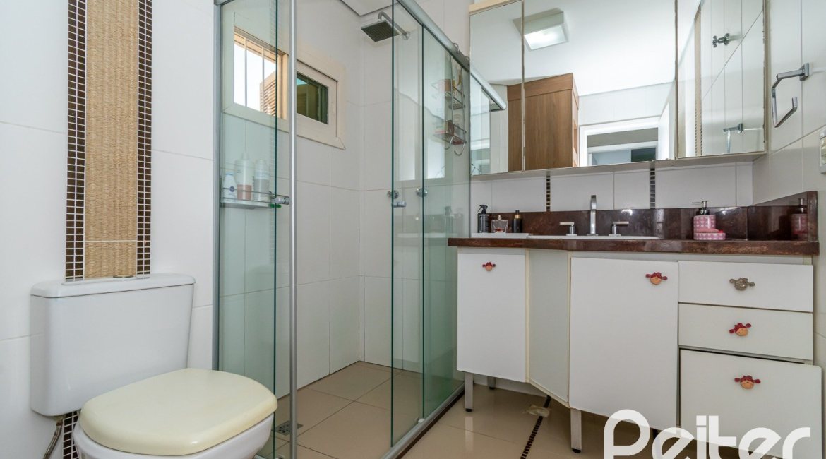 Casa à venda com 323m², 3 dormitórios, 1 suíte, 3 vagas, no bairro Ipanema em Porto Alegre