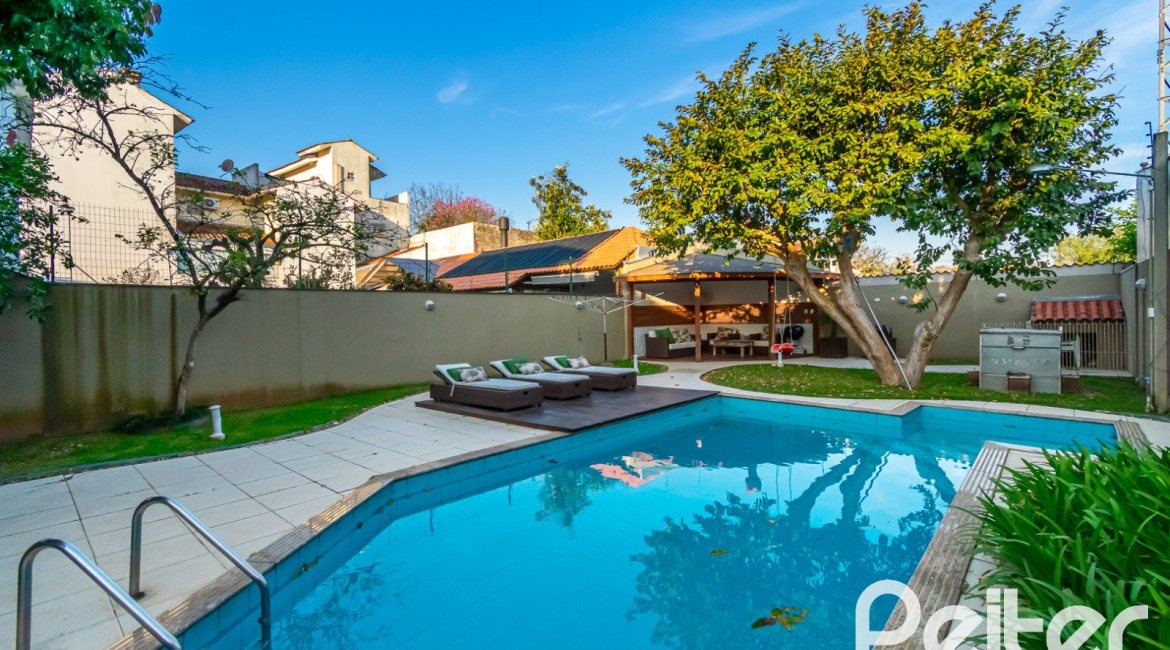 Casa à venda com 323m², 3 dormitórios, 1 suíte, 3 vagas, no bairro Ipanema em Porto Alegre