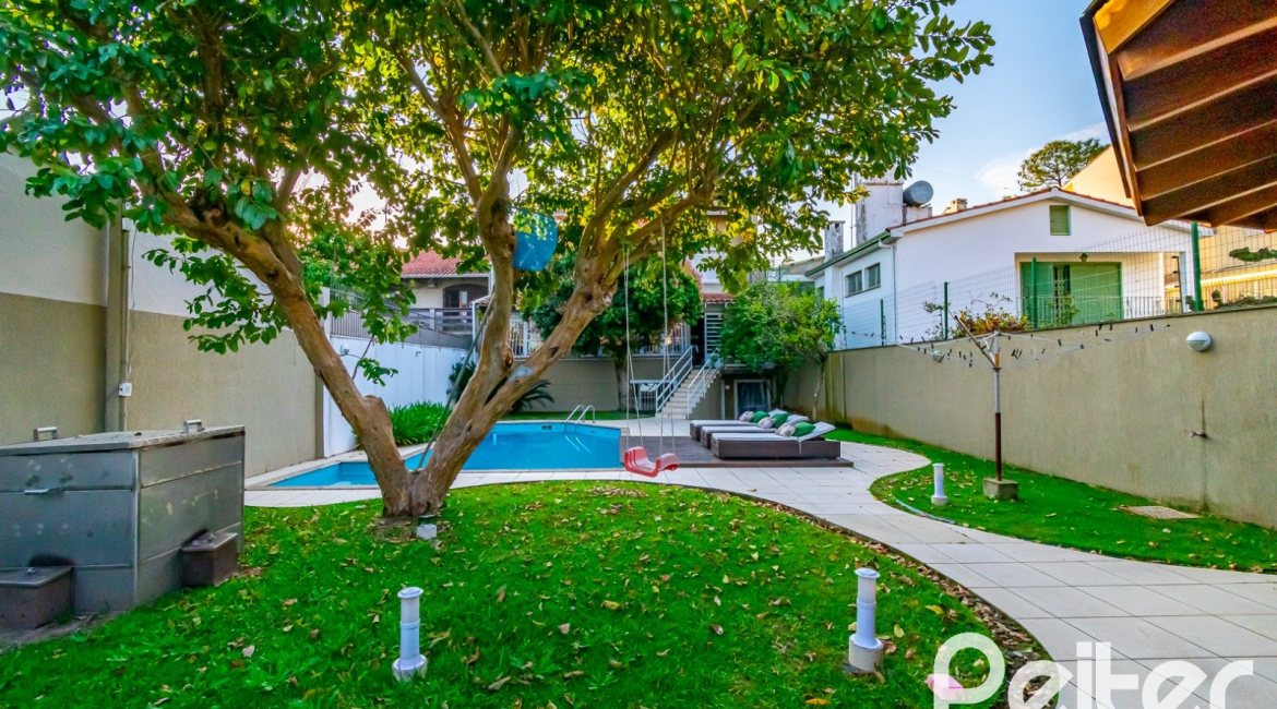 Casa à venda com 323m², 3 dormitórios, 1 suíte, 3 vagas, no bairro Ipanema em Porto Alegre