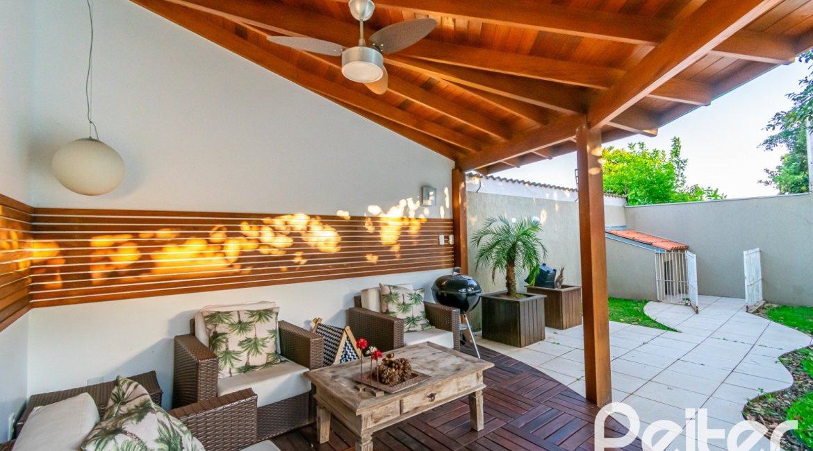 Casa à venda com 323m², 3 dormitórios, 1 suíte, 3 vagas, no bairro Ipanema em Porto Alegre