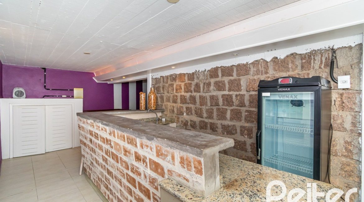 Casa à venda com 323m², 3 dormitórios, 1 suíte, 3 vagas, no bairro Ipanema em Porto Alegre