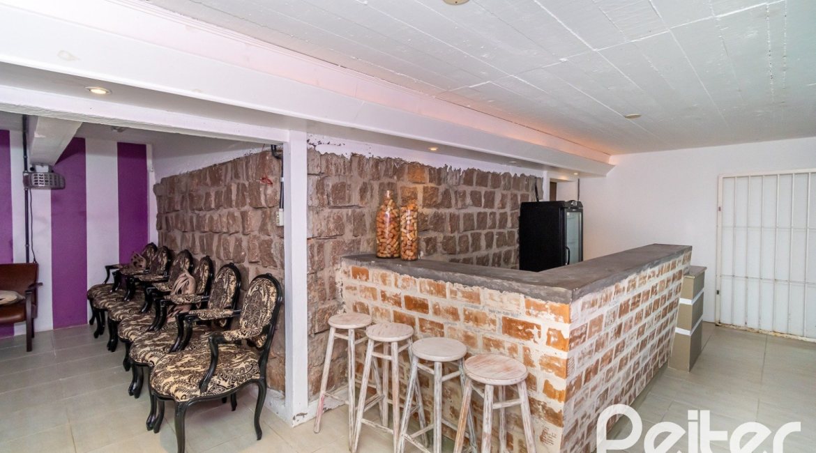 Casa à venda com 323m², 3 dormitórios, 1 suíte, 3 vagas, no bairro Ipanema em Porto Alegre