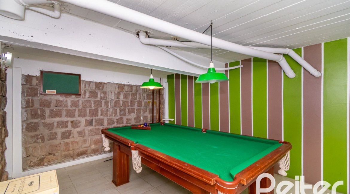 Casa à venda com 323m², 3 dormitórios, 1 suíte, 3 vagas, no bairro Ipanema em Porto Alegre