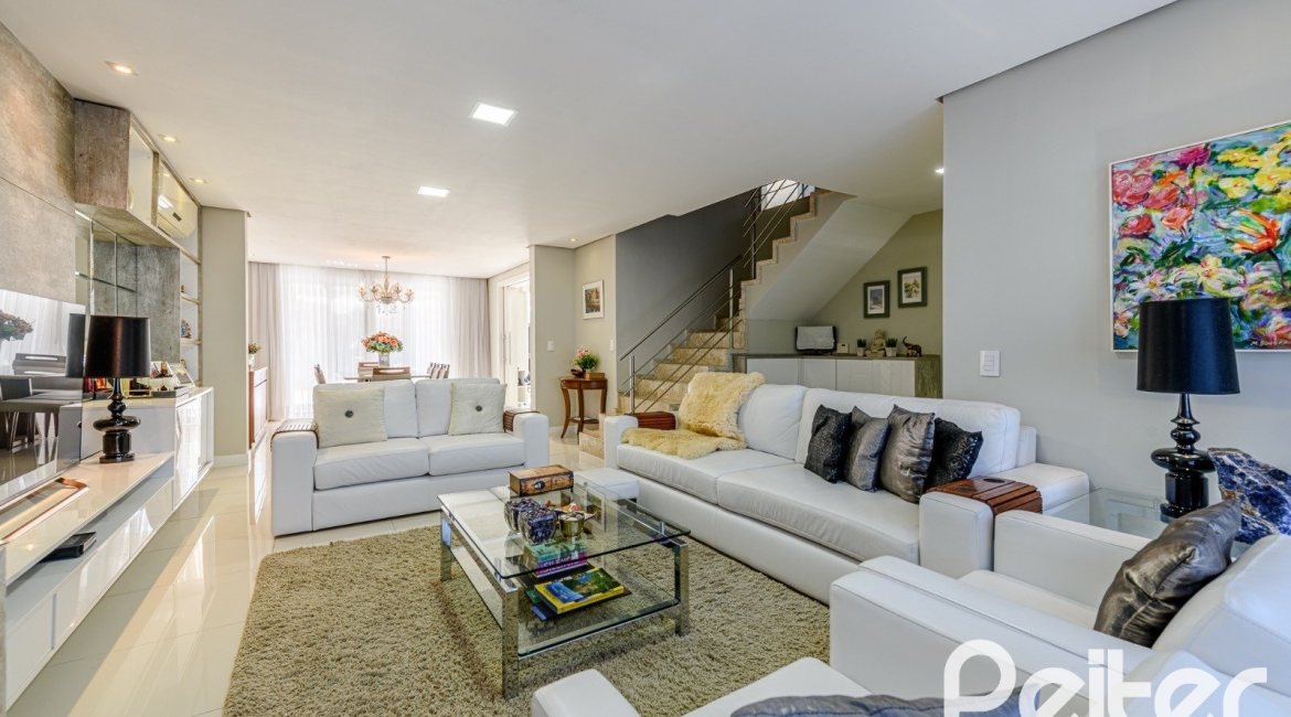 Casa à venda com 301m², 4 dormitórios, 1 suíte, 3 vagas, no bairro Ipanema em Porto Alegre