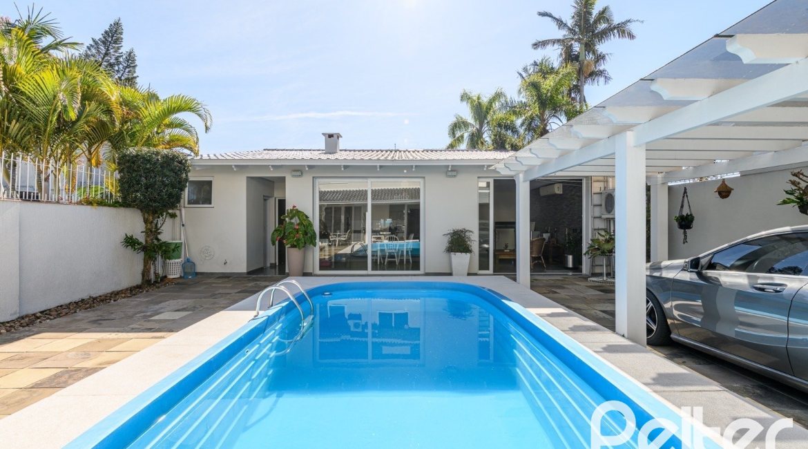 Casa à venda com 301m², 4 dormitórios, 1 suíte, 3 vagas, no bairro Ipanema em Porto Alegre
