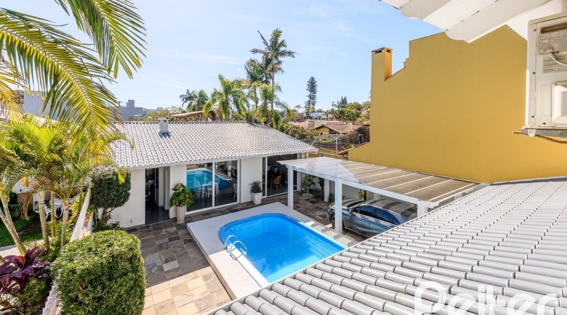 Casa à venda com 301m², 4 dormitórios, 1 suíte, 3 vagas, no bairro Ipanema em Porto Alegre