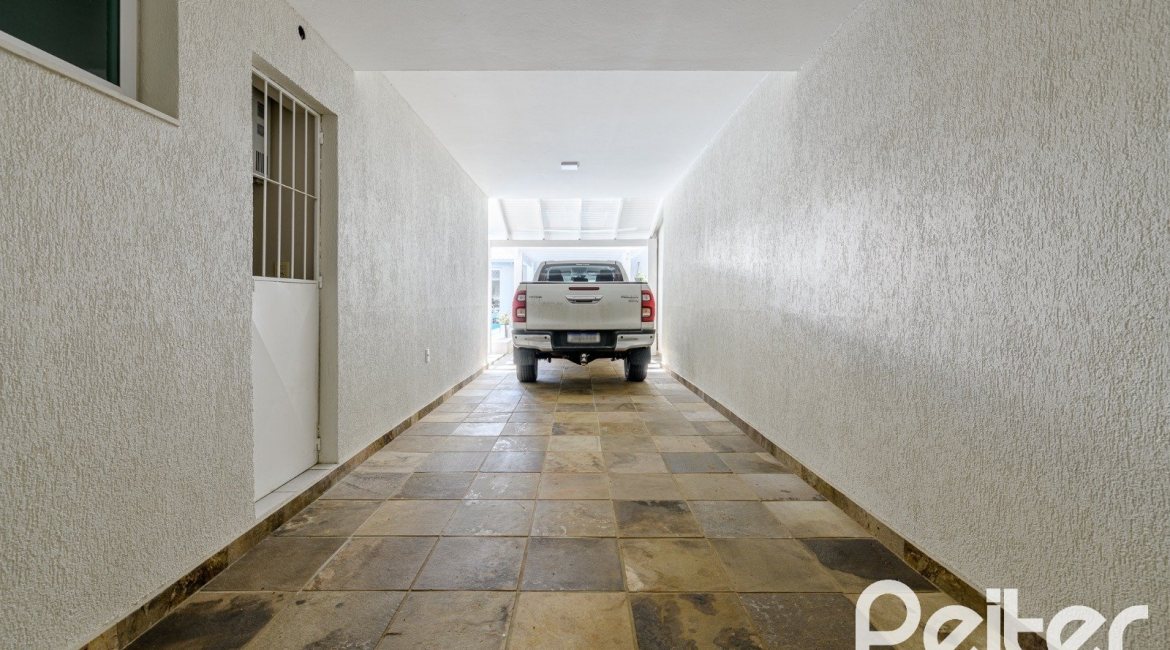 Casa à venda com 301m², 4 dormitórios, 1 suíte, 3 vagas, no bairro Ipanema em Porto Alegre