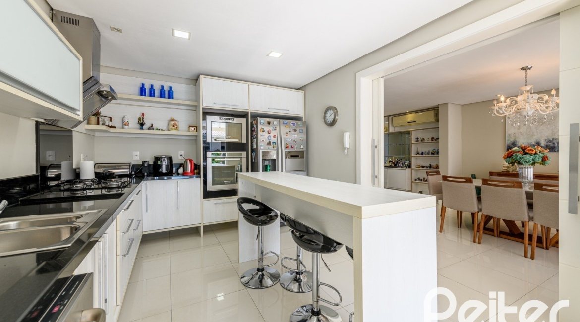 Casa à venda com 301m², 4 dormitórios, 1 suíte, 3 vagas, no bairro Ipanema em Porto Alegre