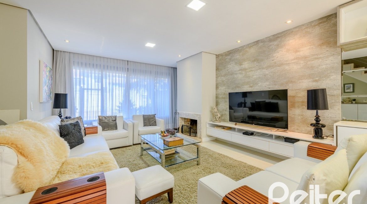 Casa à venda com 301m², 4 dormitórios, 1 suíte, 3 vagas, no bairro Ipanema em Porto Alegre