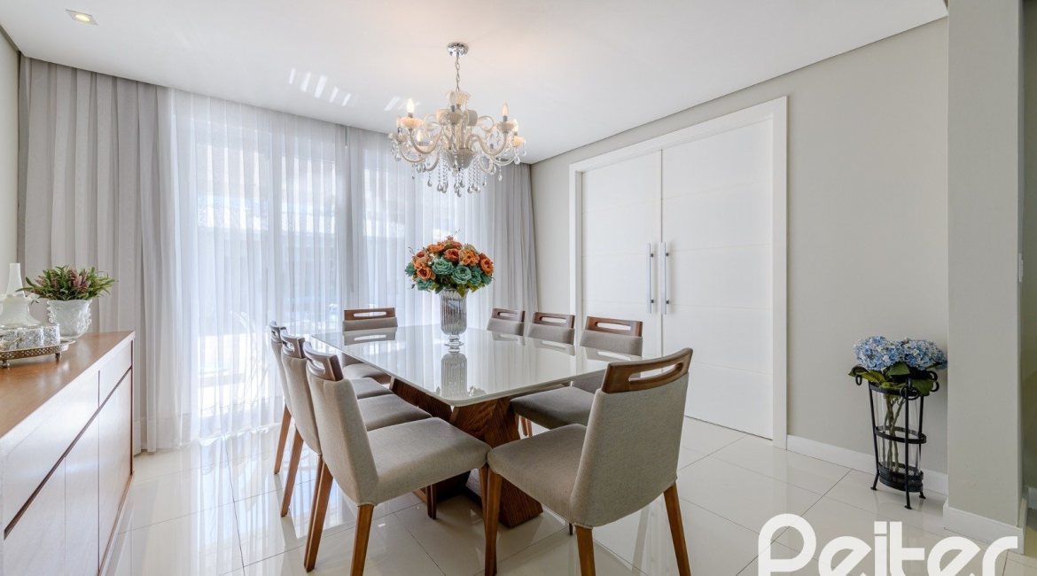 Casa à venda com 301m², 4 dormitórios, 1 suíte, 3 vagas, no bairro Ipanema em Porto Alegre