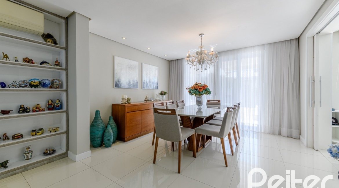 Casa à venda com 301m², 4 dormitórios, 1 suíte, 3 vagas, no bairro Ipanema em Porto Alegre