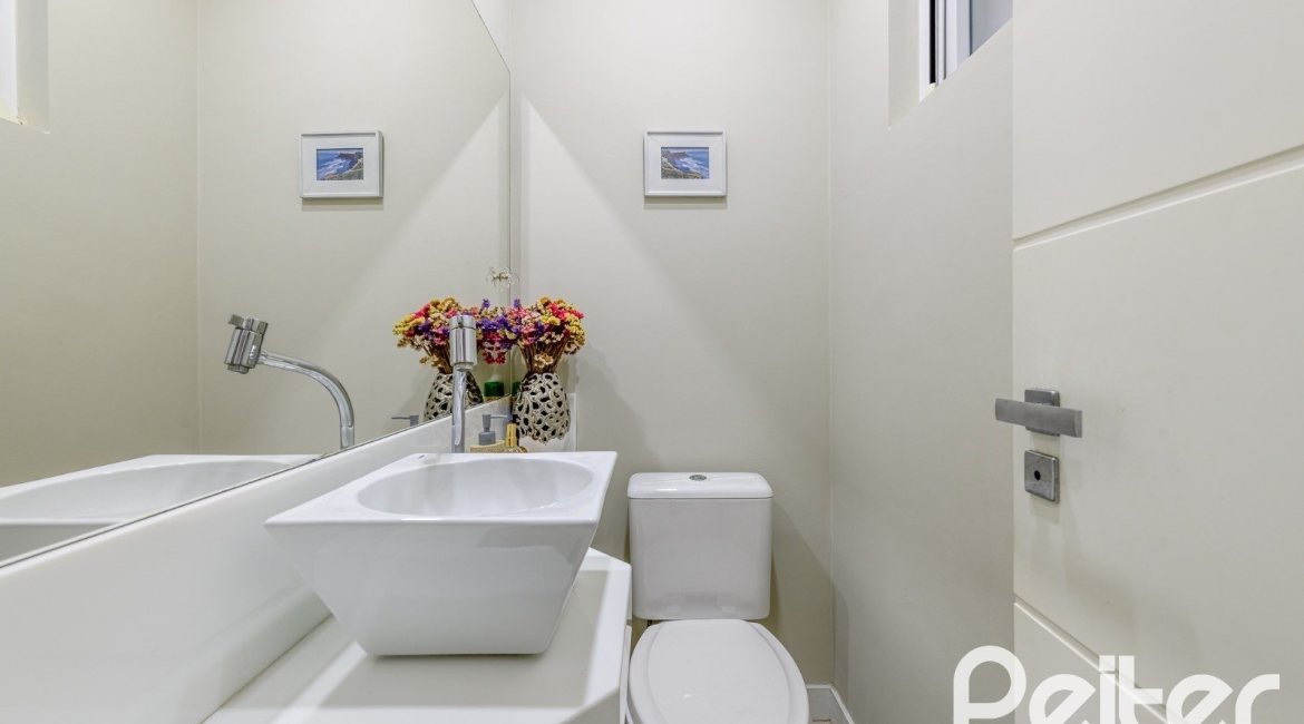 Casa à venda com 301m², 4 dormitórios, 1 suíte, 3 vagas, no bairro Ipanema em Porto Alegre