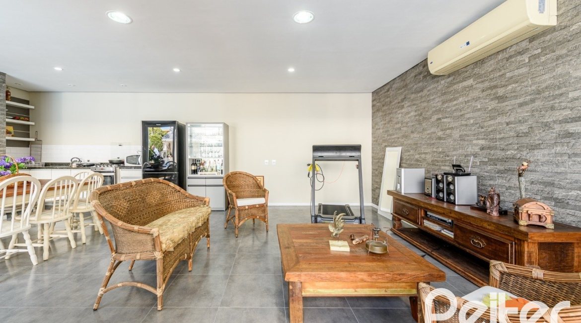 Casa à venda com 301m², 4 dormitórios, 1 suíte, 3 vagas, no bairro Ipanema em Porto Alegre