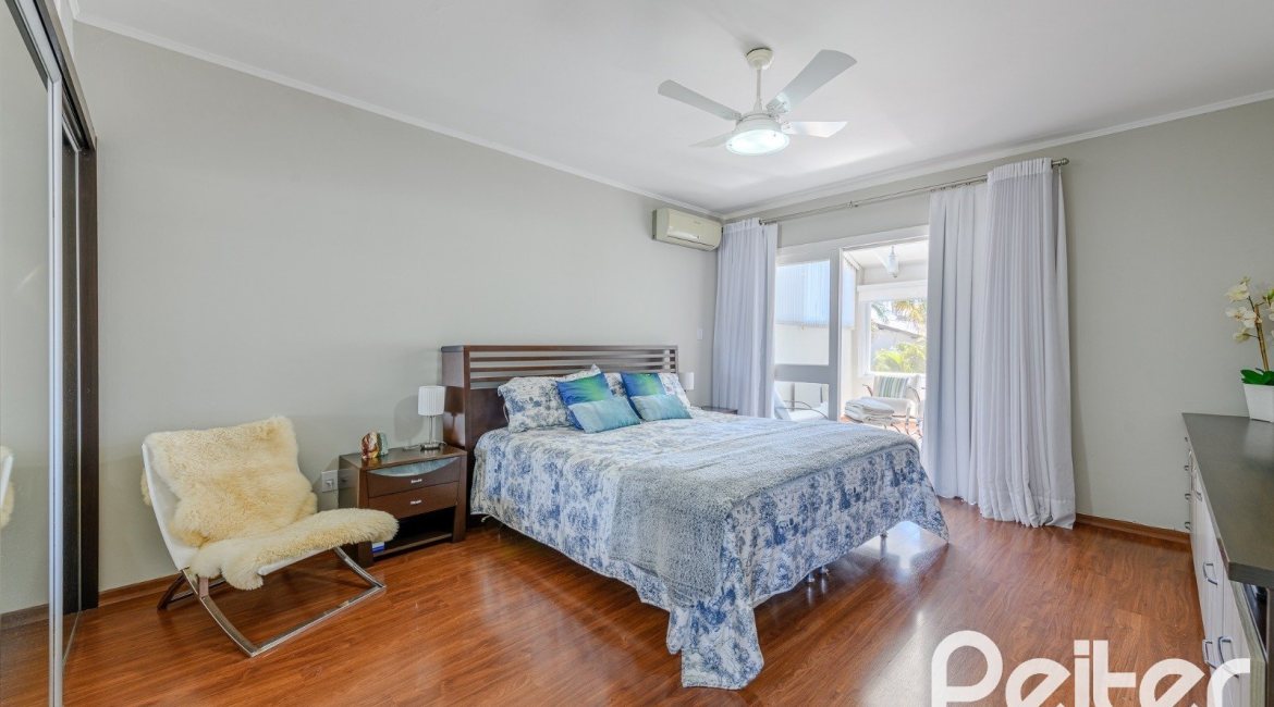 Casa à venda com 301m², 4 dormitórios, 1 suíte, 3 vagas, no bairro Ipanema em Porto Alegre