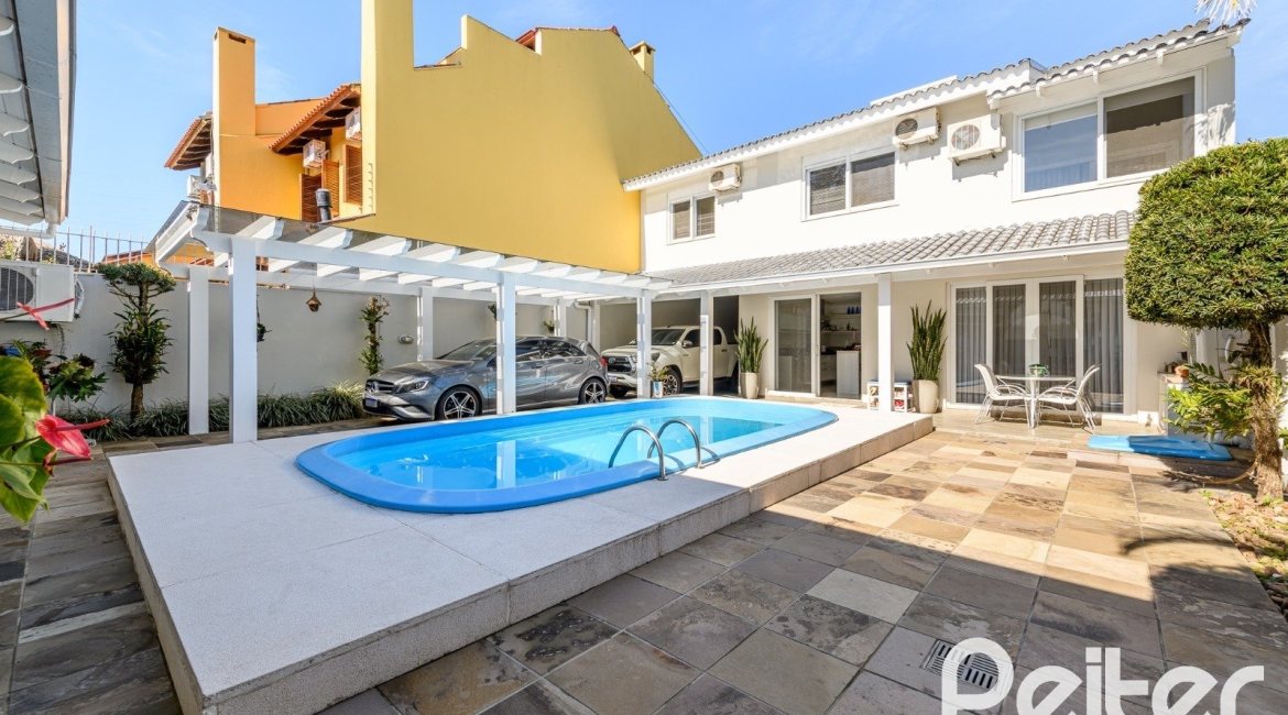Casa à venda com 301m², 4 dormitórios, 1 suíte, 3 vagas, no bairro Ipanema em Porto Alegre