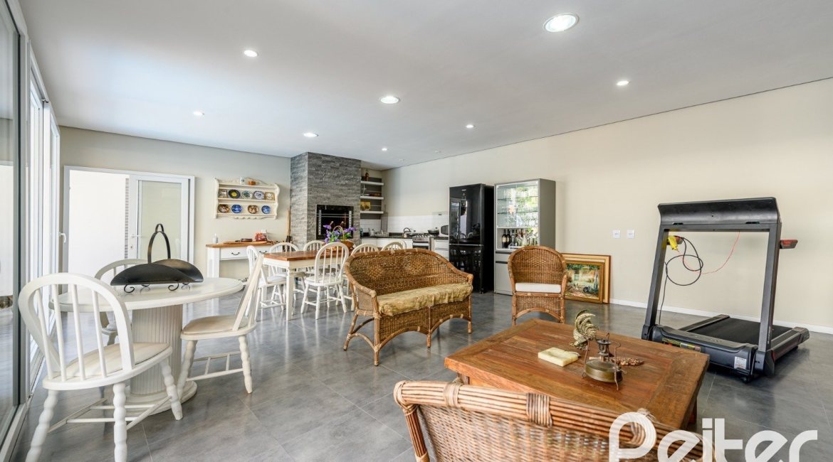 Casa à venda com 301m², 4 dormitórios, 1 suíte, 3 vagas, no bairro Ipanema em Porto Alegre