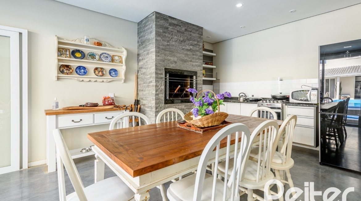 Casa à venda com 301m², 4 dormitórios, 1 suíte, 3 vagas, no bairro Ipanema em Porto Alegre