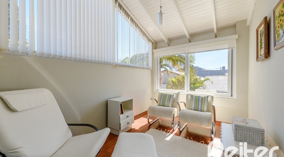 Casa à venda com 301m², 4 dormitórios, 1 suíte, 3 vagas, no bairro Ipanema em Porto Alegre