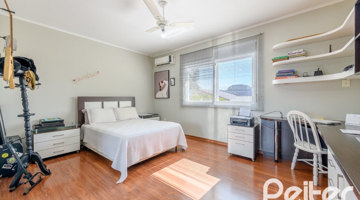 Casa à venda com 301m², 4 dormitórios, 1 suíte, 3 vagas, no bairro Ipanema em Porto Alegre