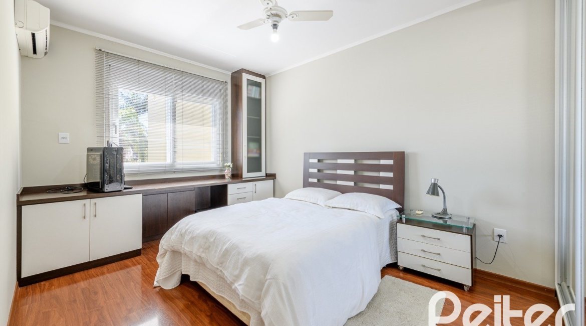 Casa à venda com 301m², 4 dormitórios, 1 suíte, 3 vagas, no bairro Ipanema em Porto Alegre