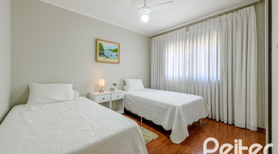 Casa à venda com 301m², 4 dormitórios, 1 suíte, 3 vagas, no bairro Ipanema em Porto Alegre