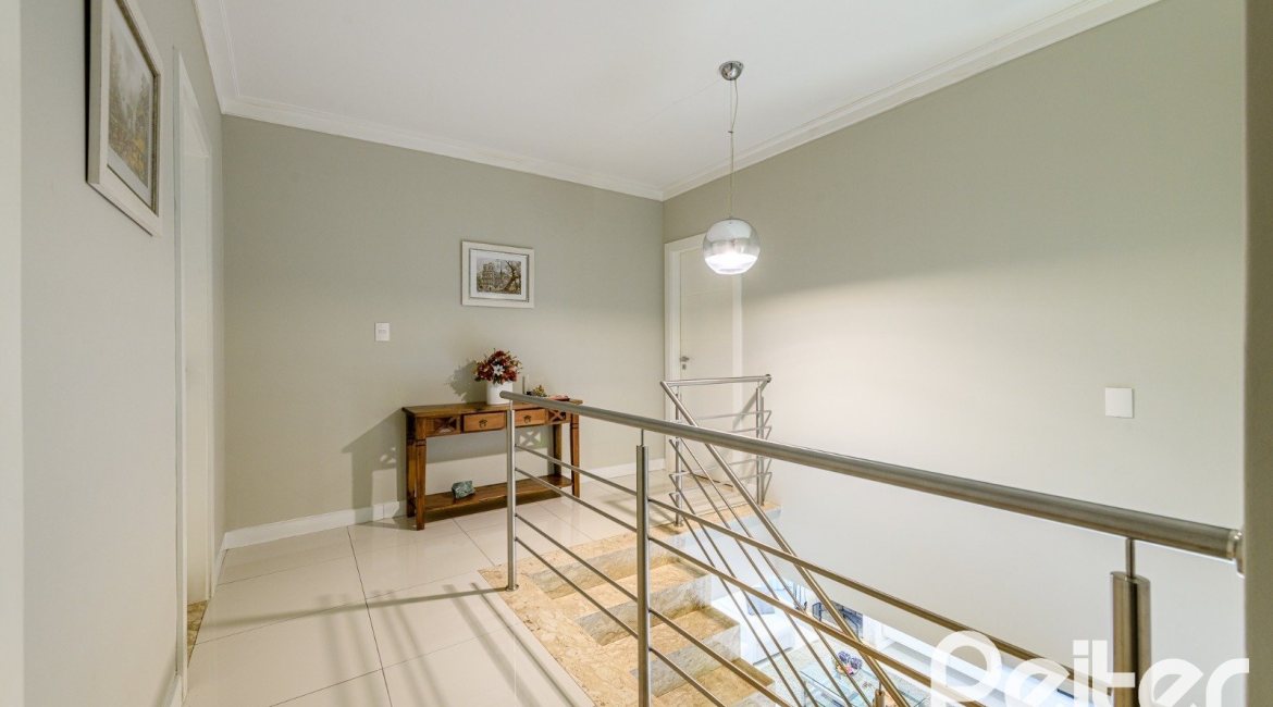 Casa à venda com 301m², 4 dormitórios, 1 suíte, 3 vagas, no bairro Ipanema em Porto Alegre