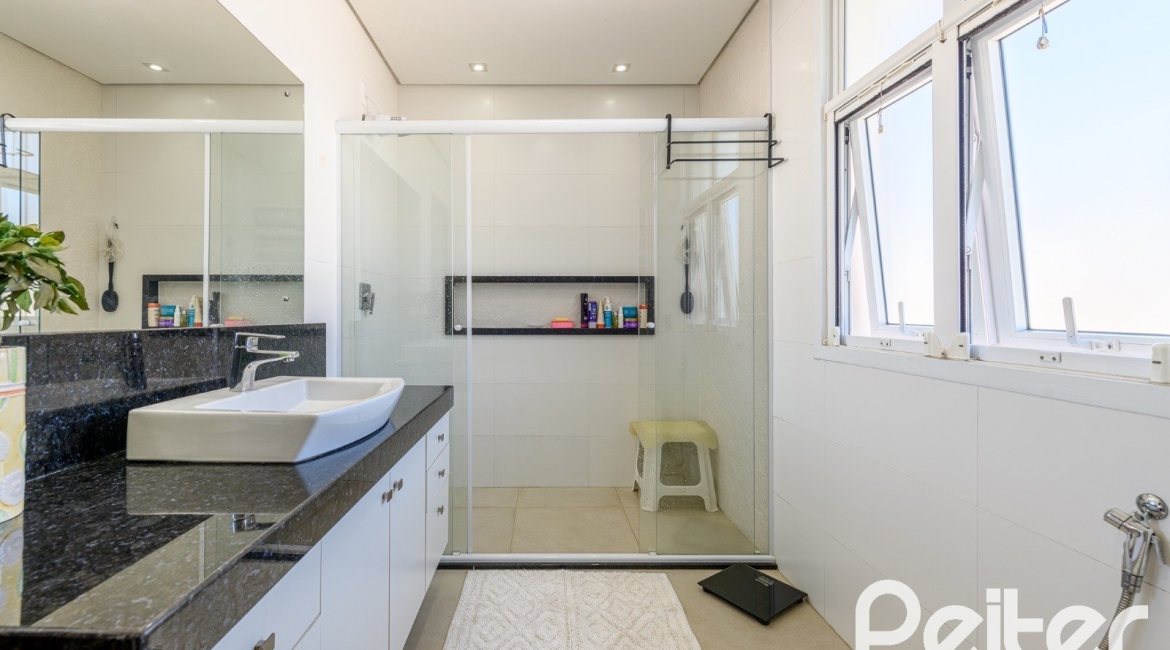 Casa à venda com 301m², 4 dormitórios, 1 suíte, 3 vagas, no bairro Ipanema em Porto Alegre