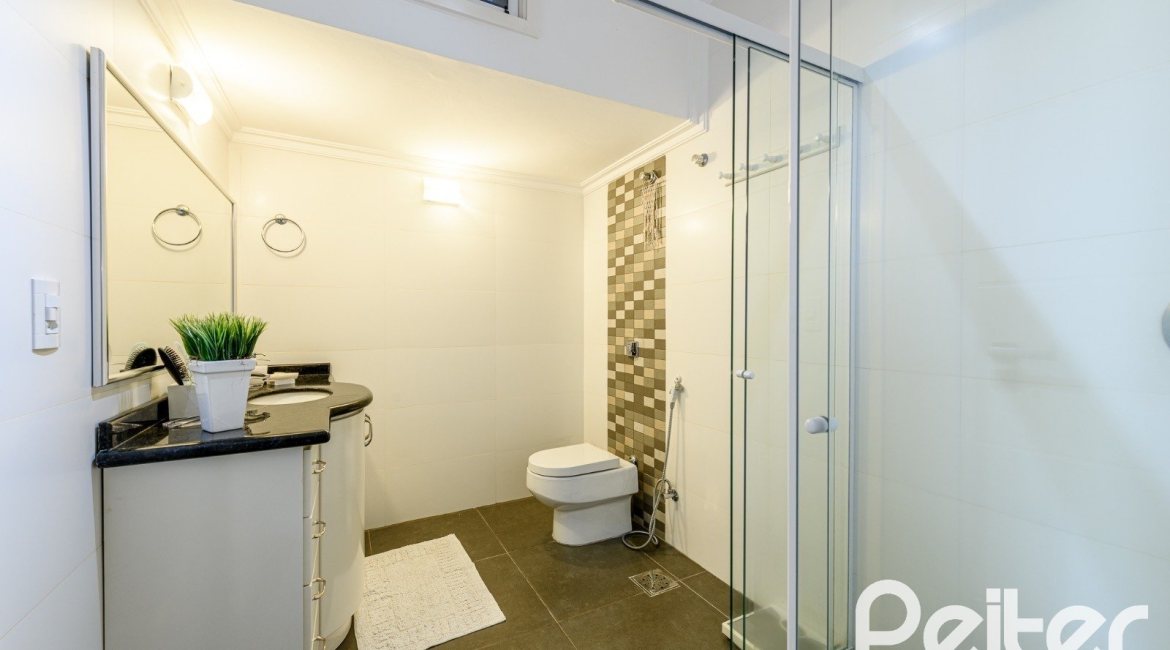 Casa à venda com 301m², 4 dormitórios, 1 suíte, 3 vagas, no bairro Ipanema em Porto Alegre