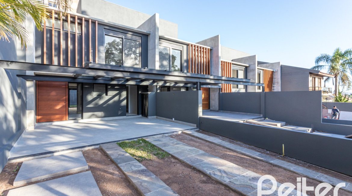 Casa à venda com 177m², 3 dormitórios, 3 suítes, 4 vagas, no bairro Tristeza em Porto Alegre
