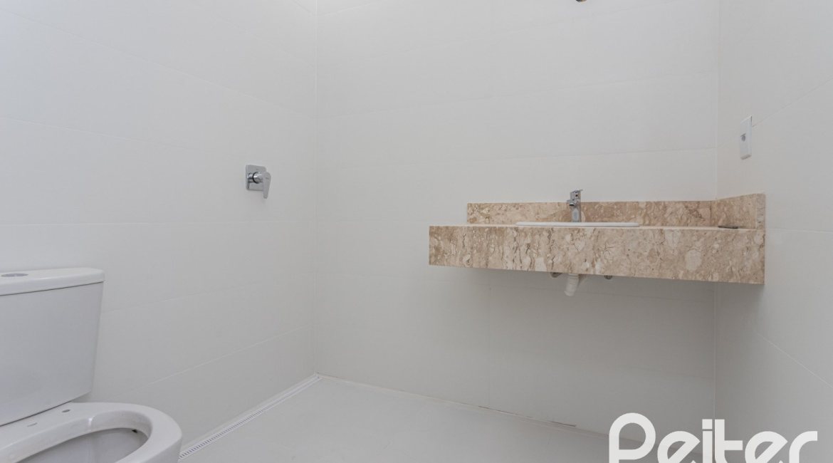 Casa à venda com 177m², 3 dormitórios, 3 suítes, 4 vagas, no bairro Tristeza em Porto Alegre