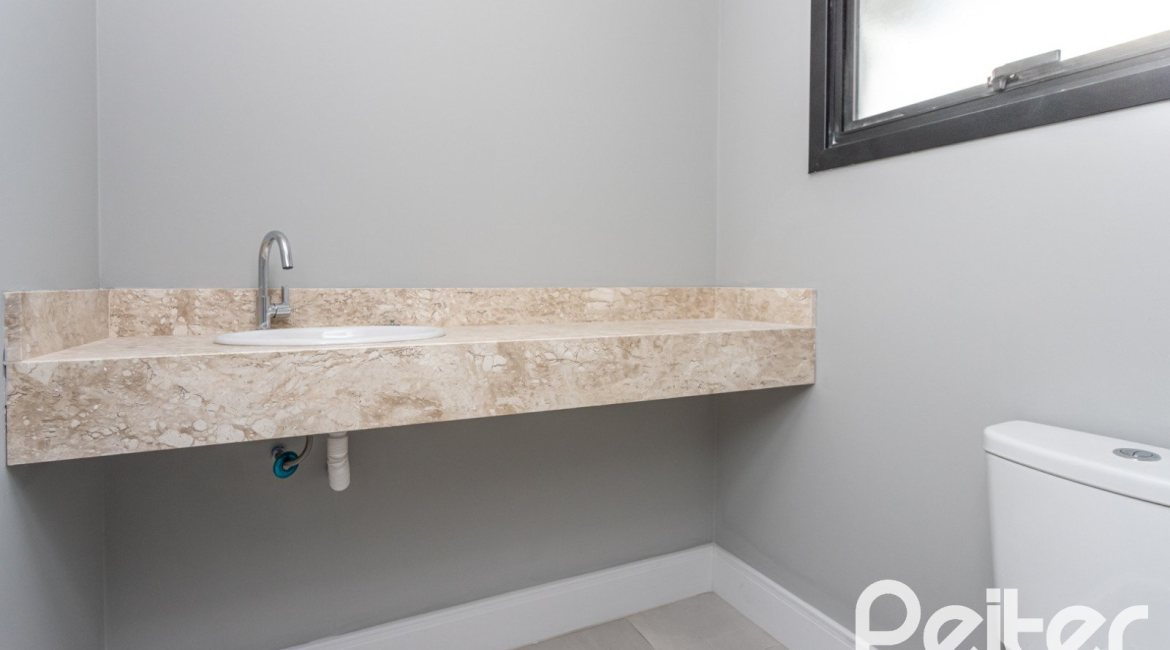 Casa à venda com 177m², 3 dormitórios, 3 suítes, 4 vagas, no bairro Tristeza em Porto Alegre