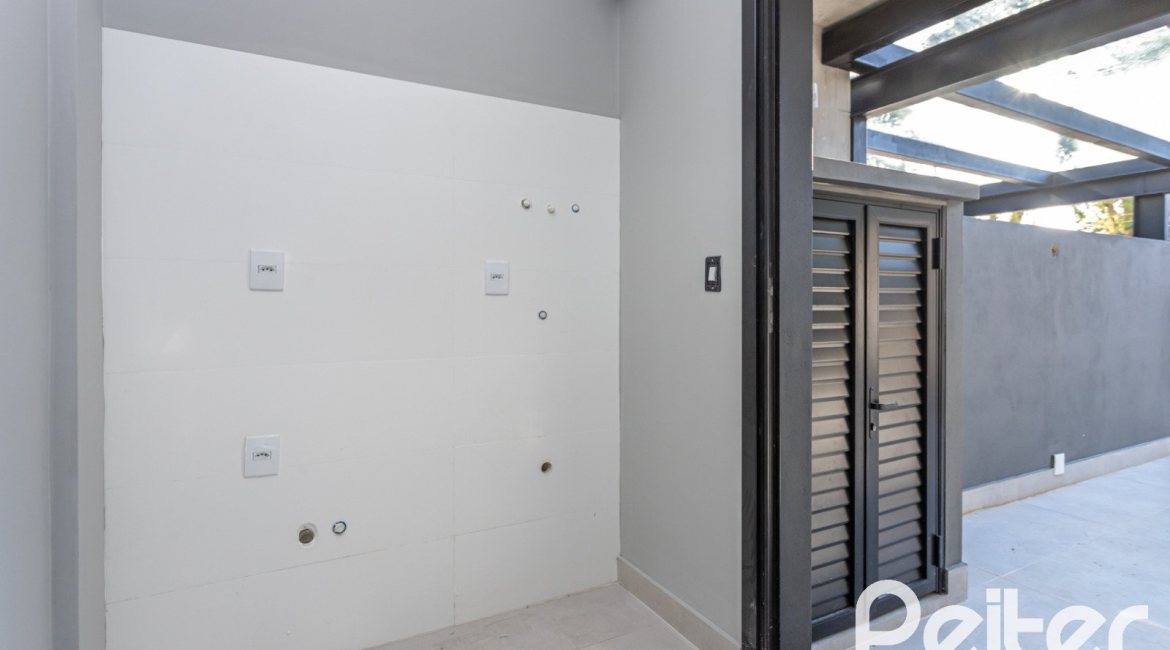 Casa à venda com 177m², 3 dormitórios, 3 suítes, 4 vagas, no bairro Tristeza em Porto Alegre