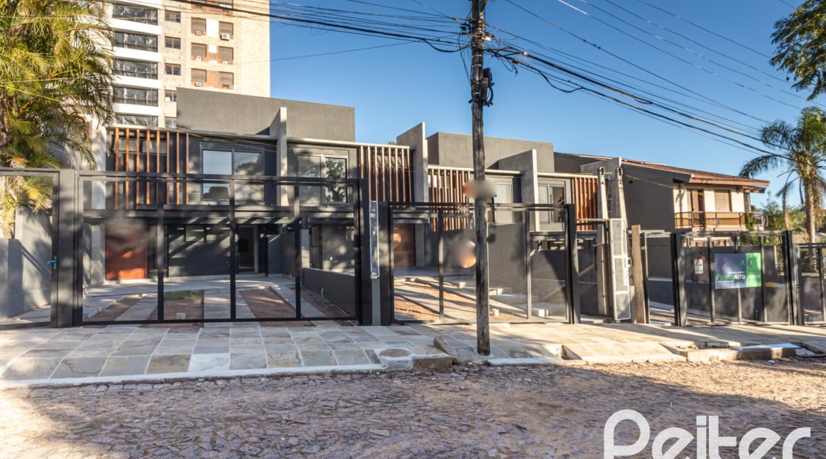 Casa à venda com 177m², 3 dormitórios, 3 suítes, 4 vagas, no bairro Tristeza em Porto Alegre