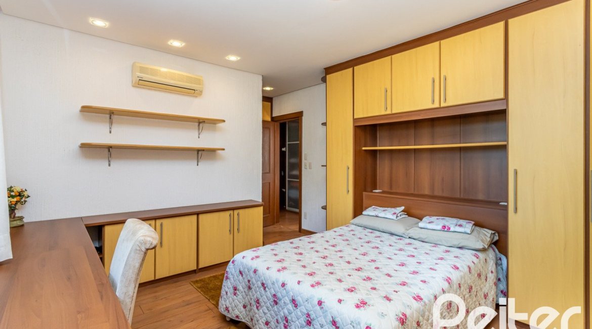 Casa em Condomínio à venda com 384m², 3 dormitórios, 3 suítes, 4 vagas, no bairro Terra Ville em PORTO ALEGRE