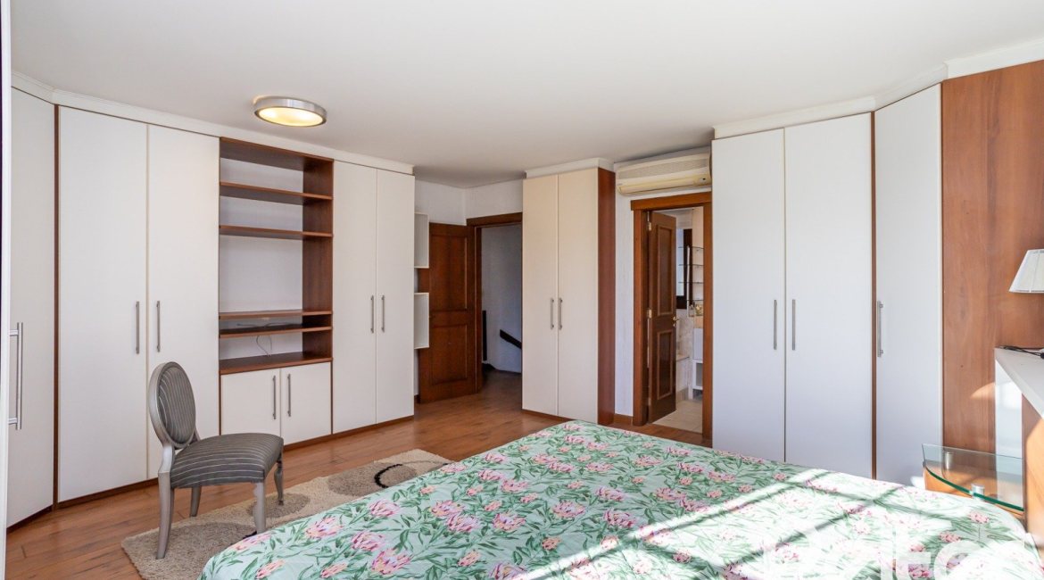 Casa em Condomínio à venda com 384m², 3 dormitórios, 3 suítes, 4 vagas, no bairro Terra Ville em PORTO ALEGRE