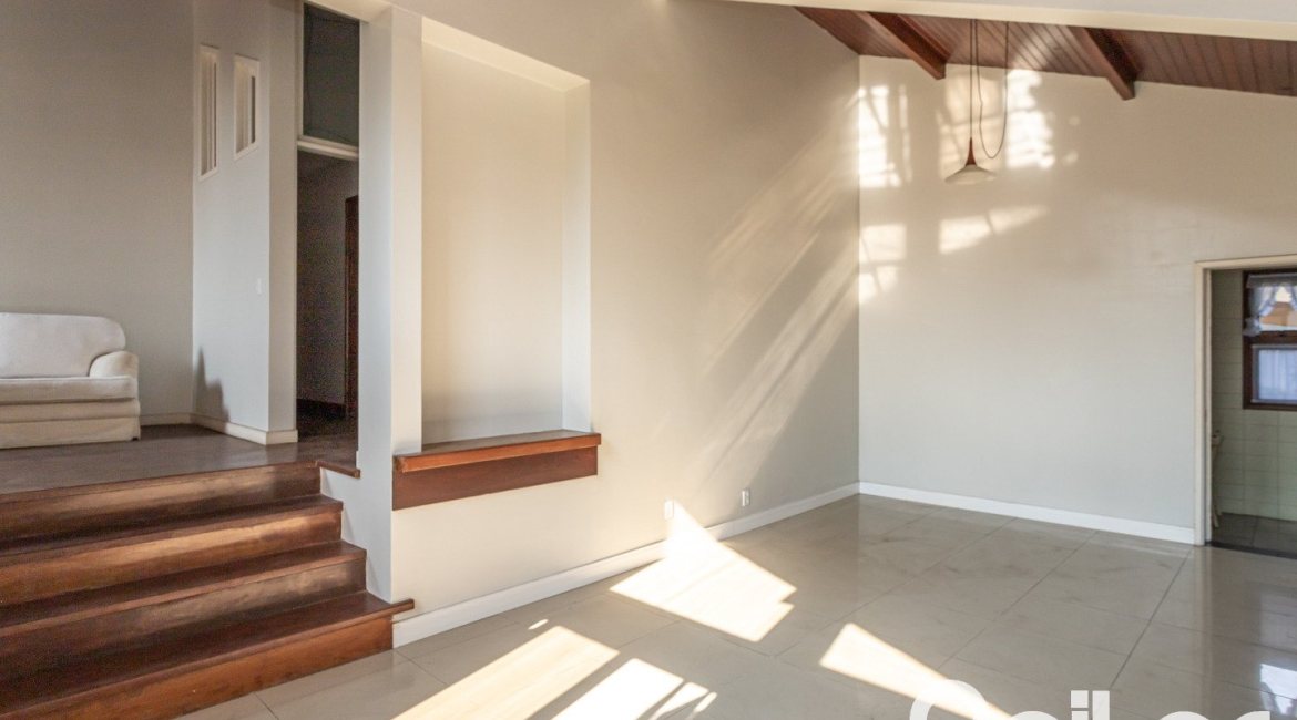 Casa em Condomínio à venda com 450m², 3 dormitórios, 1 suíte, 6 vagas, no bairro Cavalhada em PORTO ALEGRE