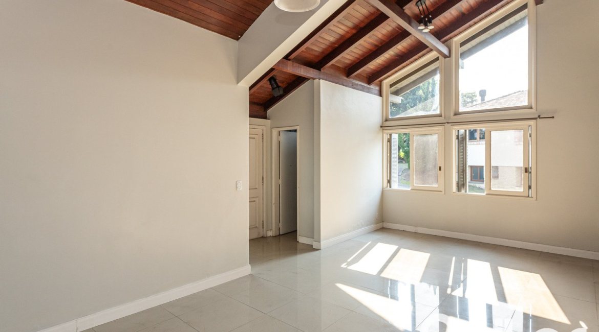 Casa em Condomínio à venda com 450m², 3 dormitórios, 1 suíte, 6 vagas, no bairro Cavalhada em PORTO ALEGRE