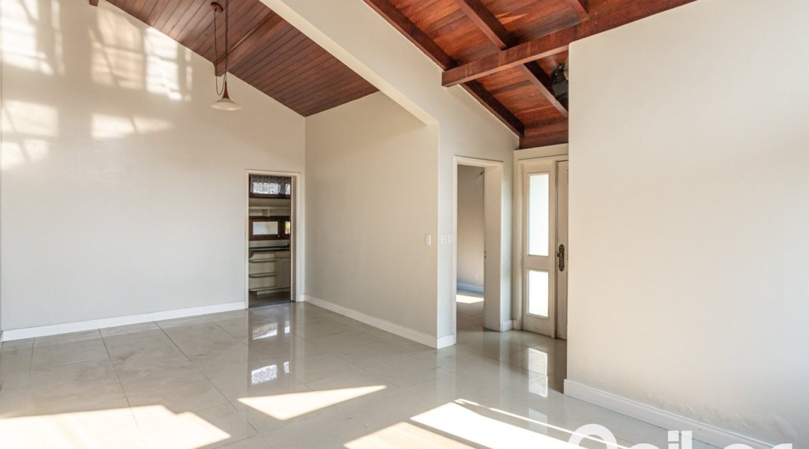 Casa em Condomínio à venda com 450m², 3 dormitórios, 1 suíte, 6 vagas, no bairro Cavalhada em PORTO ALEGRE