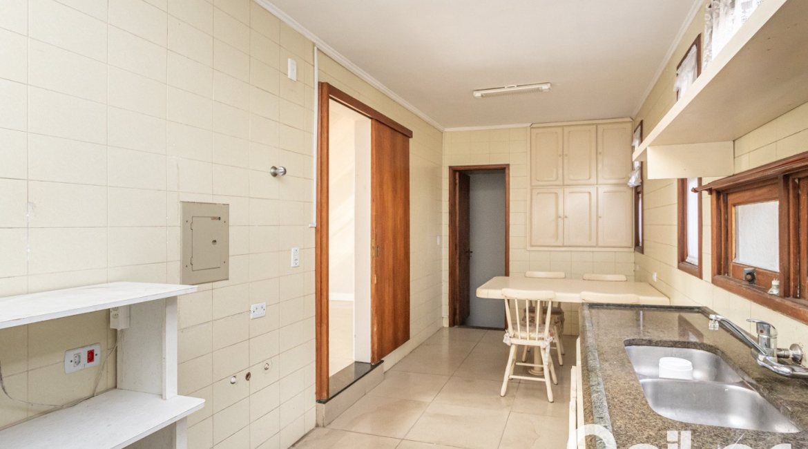 Casa em Condomínio à venda com 450m², 3 dormitórios, 1 suíte, 6 vagas, no bairro Cavalhada em PORTO ALEGRE