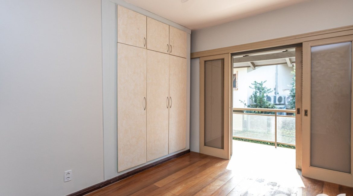 Casa em Condomínio à venda com 450m², 3 dormitórios, 1 suíte, 6 vagas, no bairro Cavalhada em PORTO ALEGRE