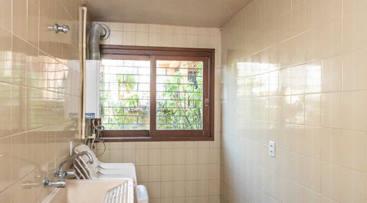 Casa em Condomínio à venda com 450m², 3 dormitórios, 1 suíte, 6 vagas, no bairro Cavalhada em PORTO ALEGRE