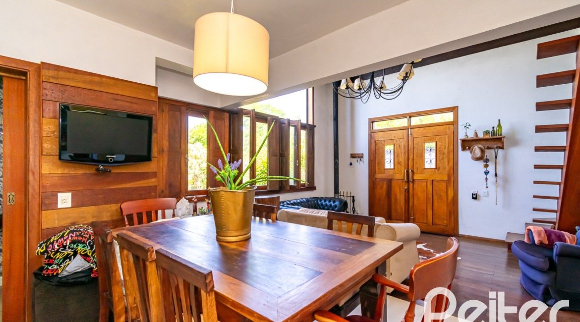 Casa à venda com 210m², 3 dormitórios, 3 suítes, 3 vagas, no bairro Ponta Grossa em Porto Alegre