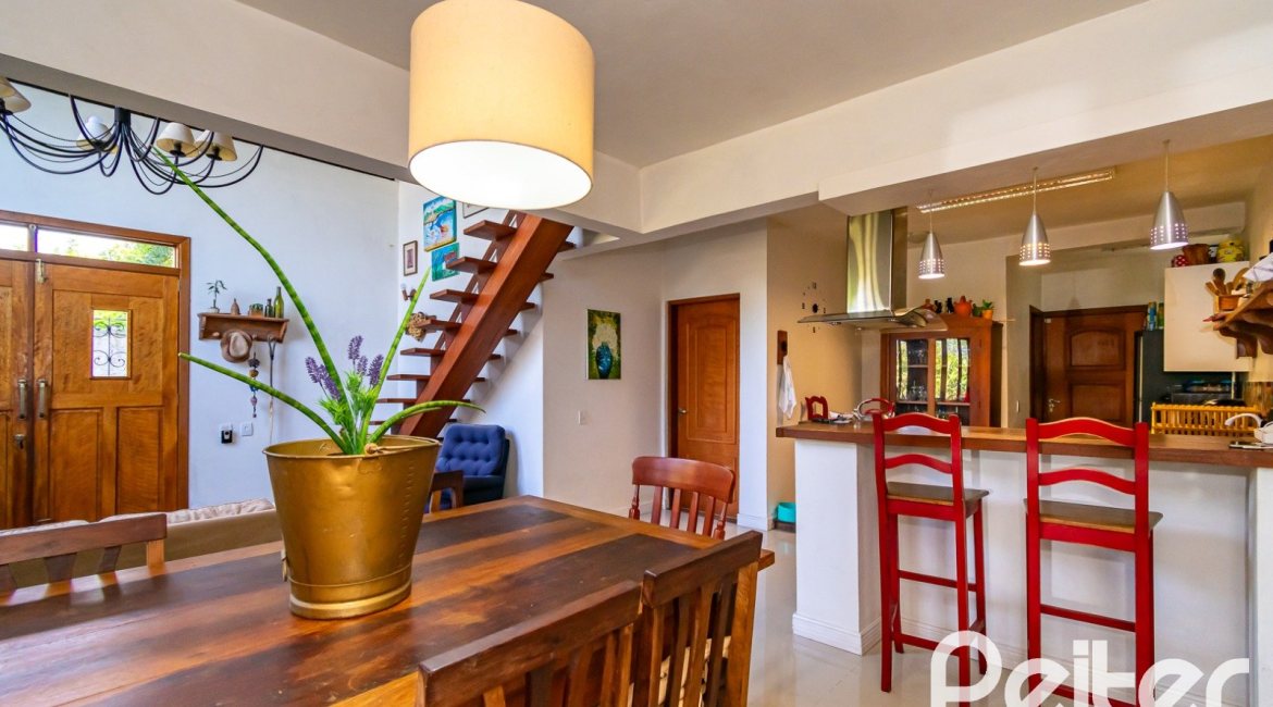 Casa à venda com 210m², 3 dormitórios, 3 suítes, 3 vagas, no bairro Ponta Grossa em Porto Alegre