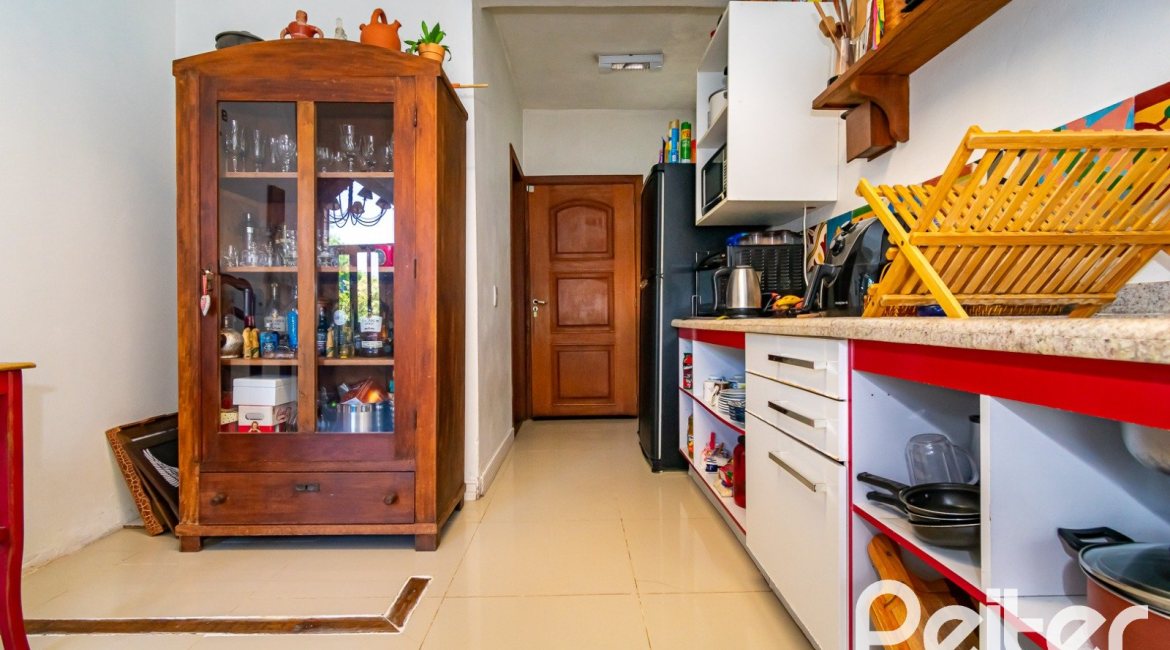 Casa à venda com 210m², 3 dormitórios, 3 suítes, 3 vagas, no bairro Ponta Grossa em Porto Alegre