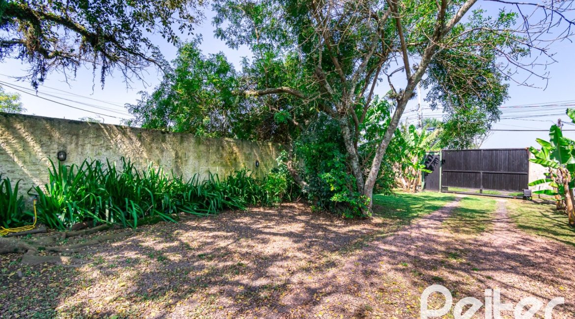 Casa à venda com 210m², 3 dormitórios, 3 suítes, 3 vagas, no bairro Ponta Grossa em Porto Alegre