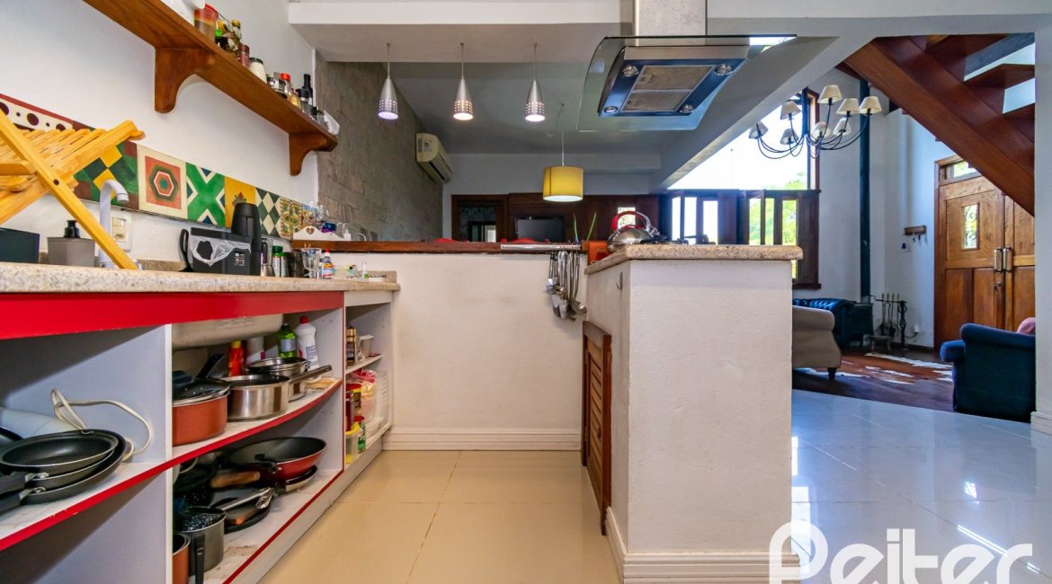 Casa à venda com 210m², 3 dormitórios, 3 suítes, 3 vagas, no bairro Ponta Grossa em Porto Alegre