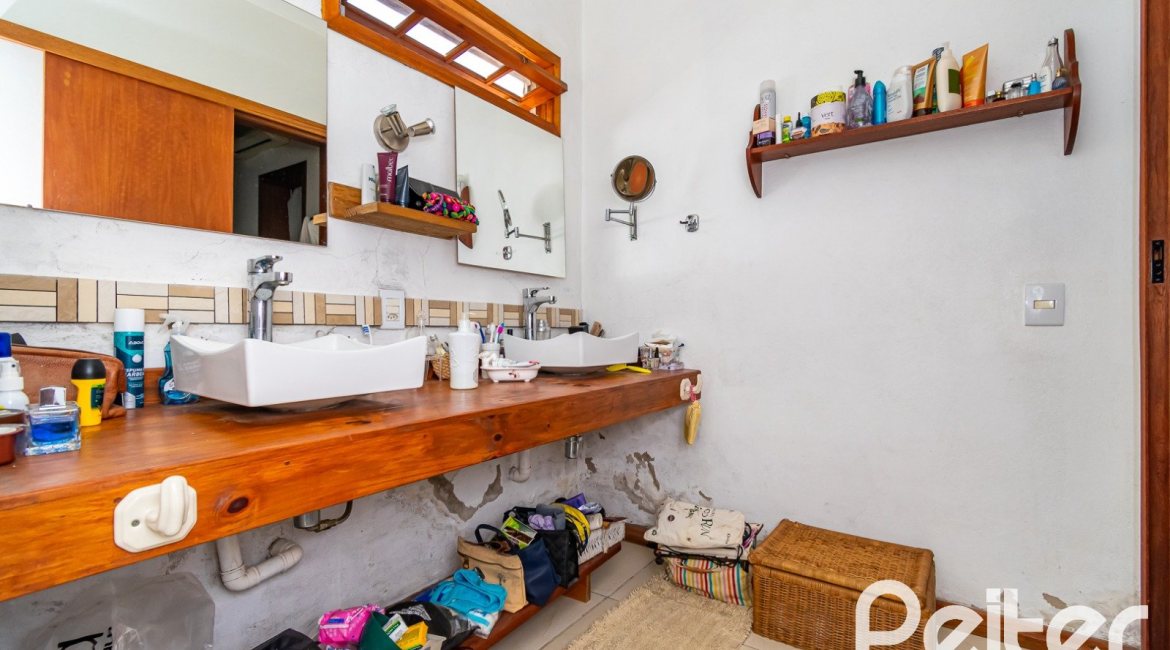 Casa à venda com 210m², 3 dormitórios, 3 suítes, 3 vagas, no bairro Ponta Grossa em Porto Alegre